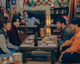 日剧《谎言是谎言而谎言就是谎言》(2025)宣传海报，呈现菊地凛子与锦户亮在圣诞酒馆的博弈场景，展现悬疑氛围、谎言交织的人性迷局与圣诞夜危机美学。